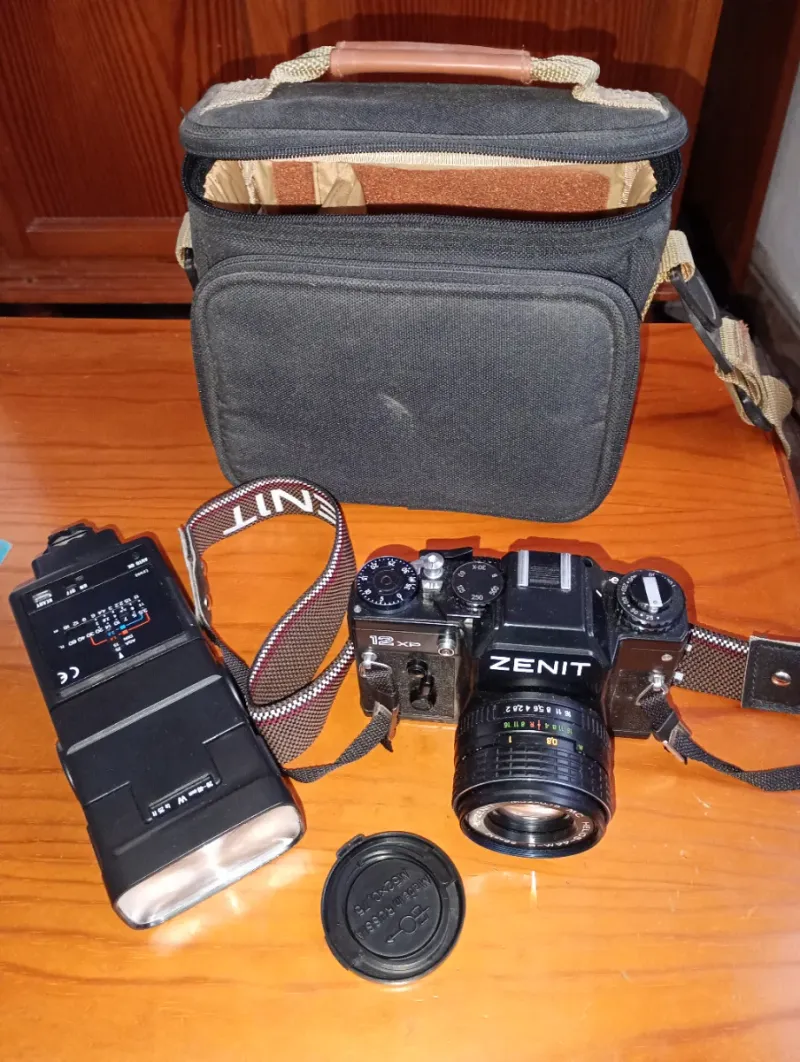 Cámara Zenit 12 XP con flash y bolsa