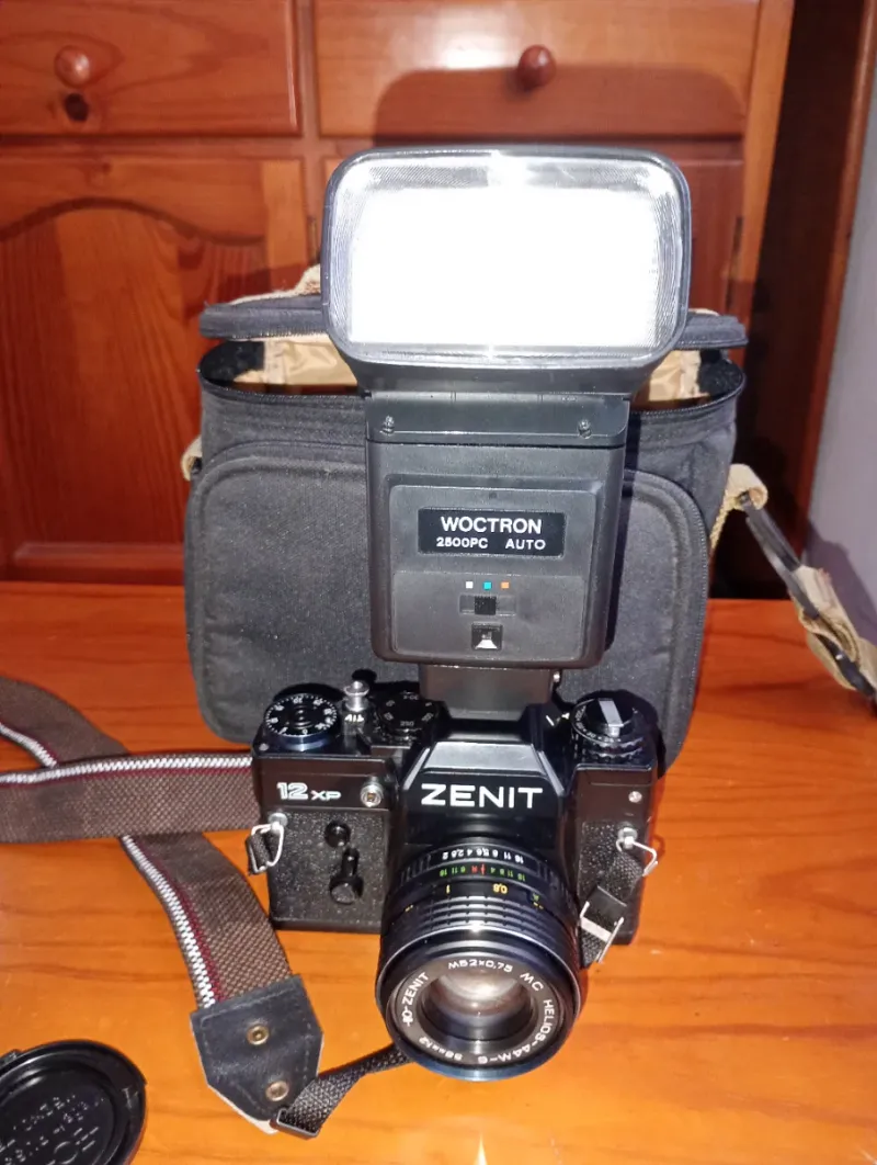 Cámara Zenit 12 XP con flash y bolsa afbeelding 5