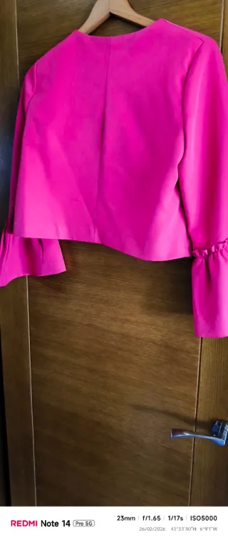 Chaquetilla fucsia con mangas acampanadas