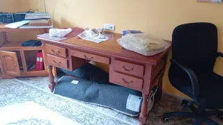 Escritorio de madera marrón