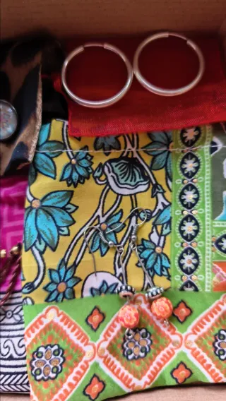 Lote de Joyería: Pendientes y Reloj