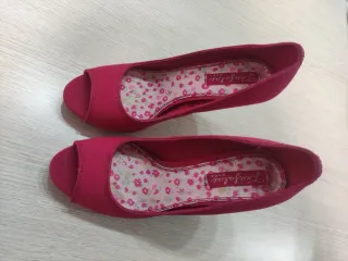 Zapatos de tacón rojos peep toe