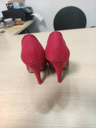 Zapatos de tacón rojos peep toe