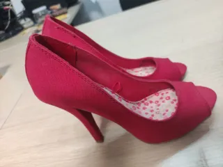 Zapatos de tacón rojos peep toe