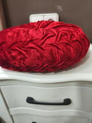 Cojín redondo de terciopelo rojo