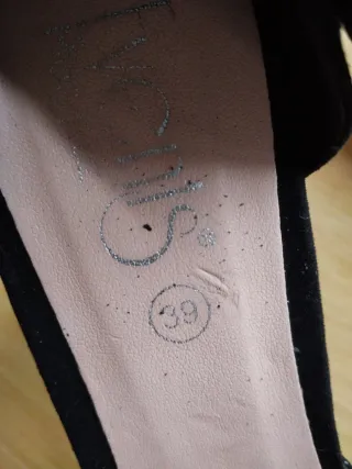 Zapatos de tacón negros, cómodos y elegantes.