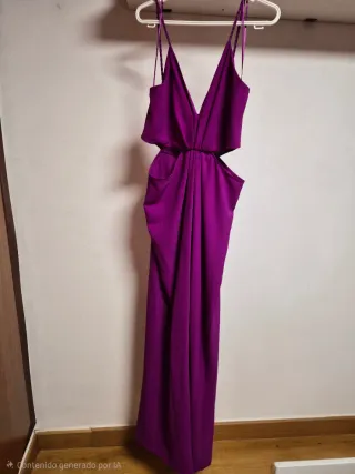 Mono Zara escote pico nudo morado