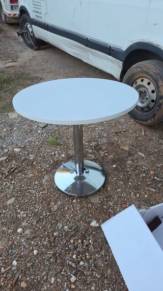 Mesa redonda blanca y plateada