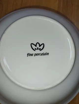 Bol de porcelana con diseño frutal