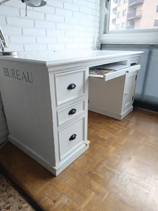 Escritorio blanco con cajones