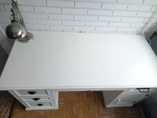 Escritorio blanco con cajones