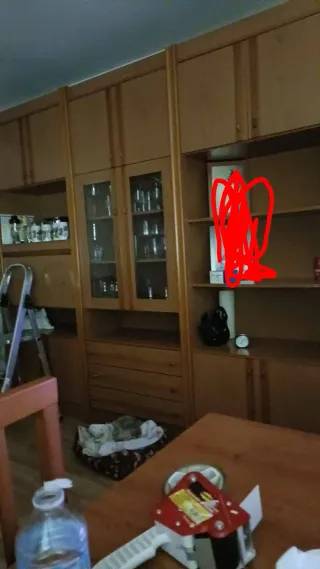 Mueble de comedor de madera y cristal