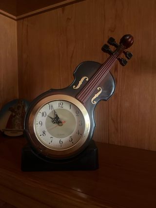 Reloj de mesa forma violín