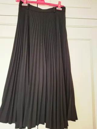 Falda midi plisada negra
