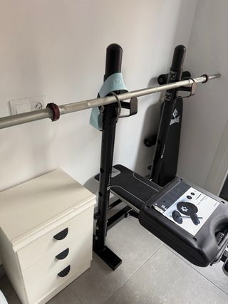 Banco de pesas con barra y mancuernas