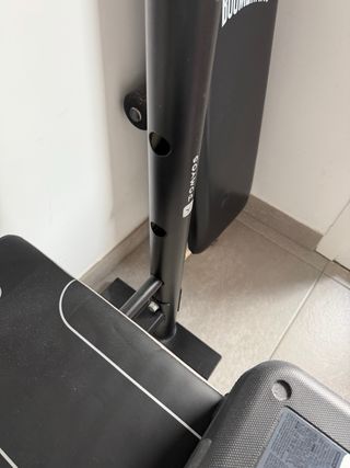 Banco de pesas con barra y mancuernas