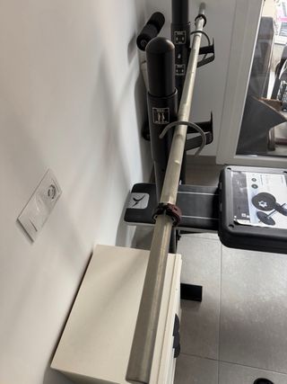 Banco de pesas con barra y mancuernas