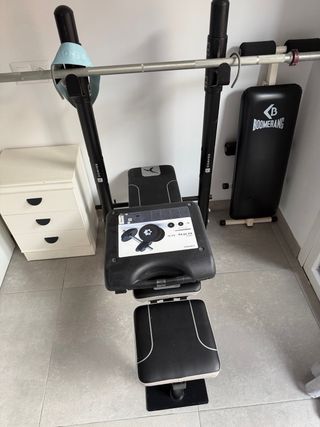 Banco de pesas con barra y mancuernas