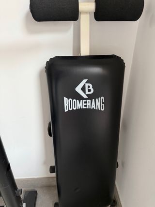 Banco de pesas con barra y mancuernas