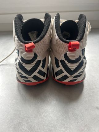 Zapatillas Baloncesto Blancas y Rojas