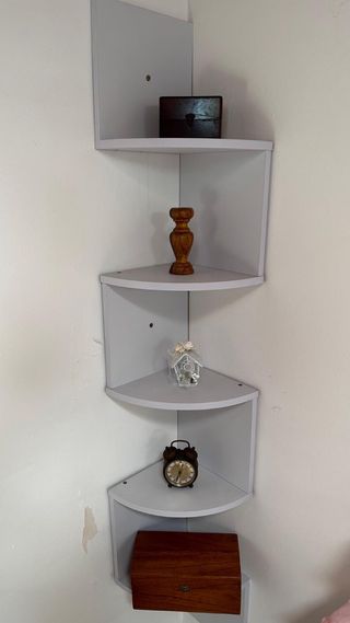 Estantería de esquina blanca y marrón