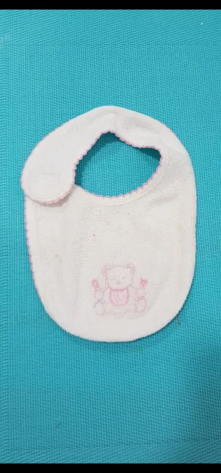 Babero de bebé blanco con osito rosa