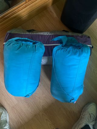 Tienda de campaña y 2 Sacos de Dormir Azules