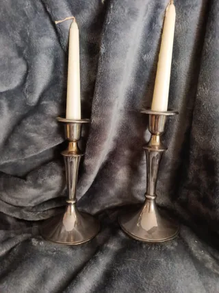 Candelabros de metal plateado y dorado