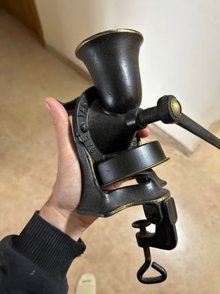 Molinillo de café antiguo de pared