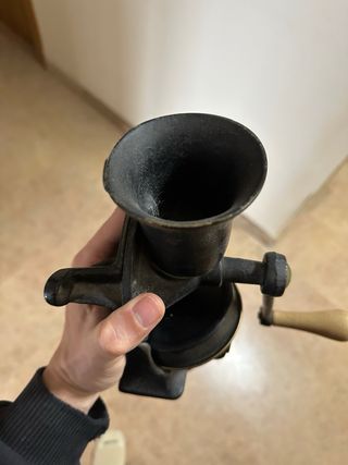 Molinillo de café antiguo de pared