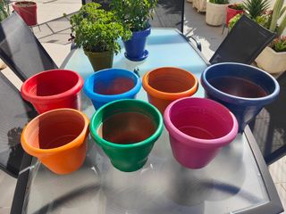 Macetas de plástico de colores