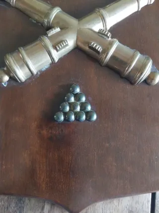 Metopa militar artillería corona cañones