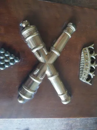 Metopa militar artillería corona cañones