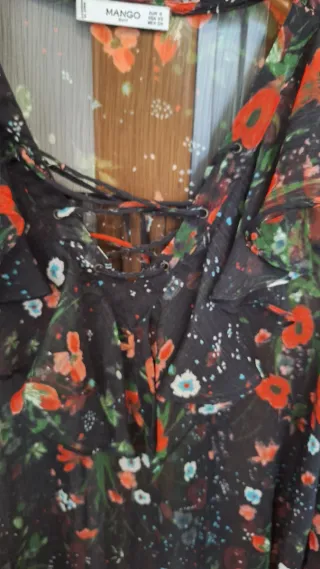 Blusa Mango floral con lazada