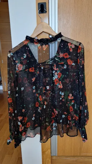 Blusa Mango floral con lazada