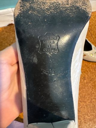 Tacchi beige con dettagli dorati