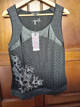 Camiseta sin mangas con detalles plateados