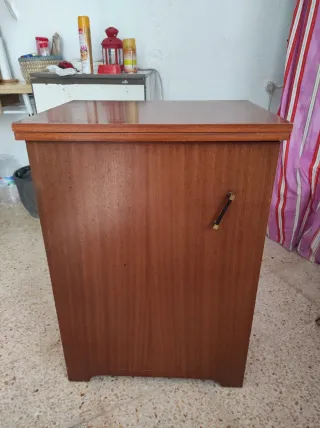 Máquina de coser Sigma antigua con mueble