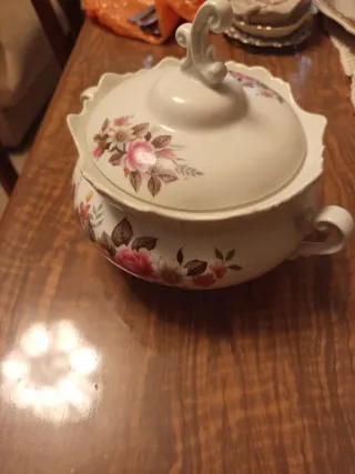 Sopera de porcelana con flores