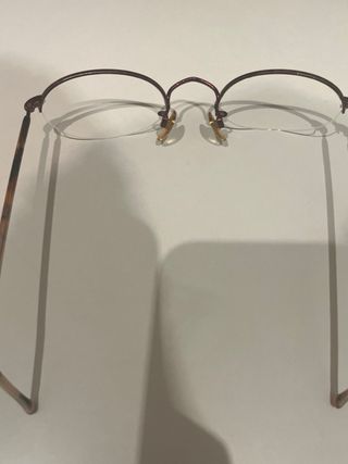 Montura de gafas clásica dorada y marrón