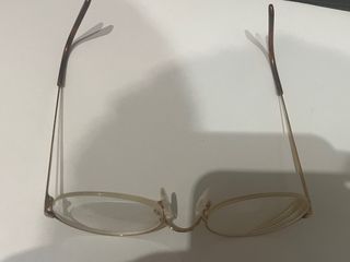 Montura de gafas clásica dorada y marrón