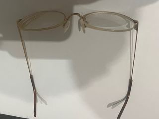 Montura de gafas clásica dorada y marrón