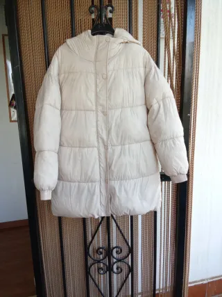 Chaqueta acolchada beige con capucha