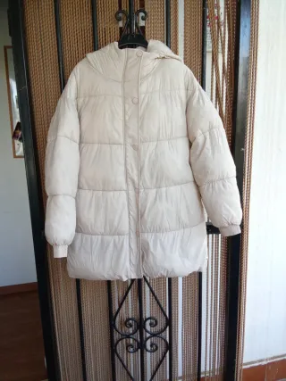 Chaqueta acolchada beige con capucha