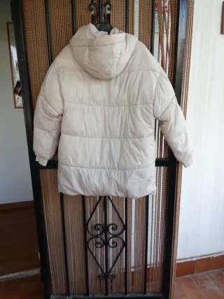 Chaqueta acolchada beige con capucha