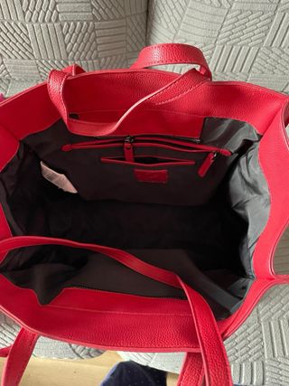 Bolso rojo con logo en relieve