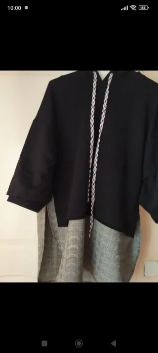 Sudadera combinada negra y gris