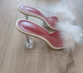 Zapatos de tacón con plumas