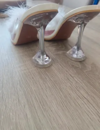 Zapatos de tacón con plumas