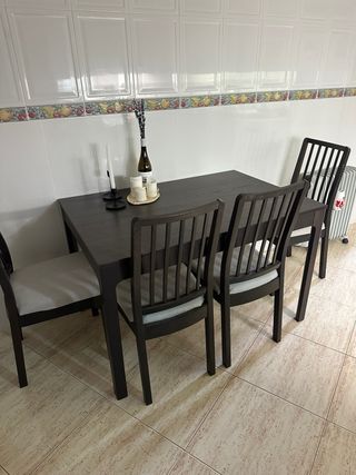 Mesa extensible IKEA ÄLHULT + 6 sillas